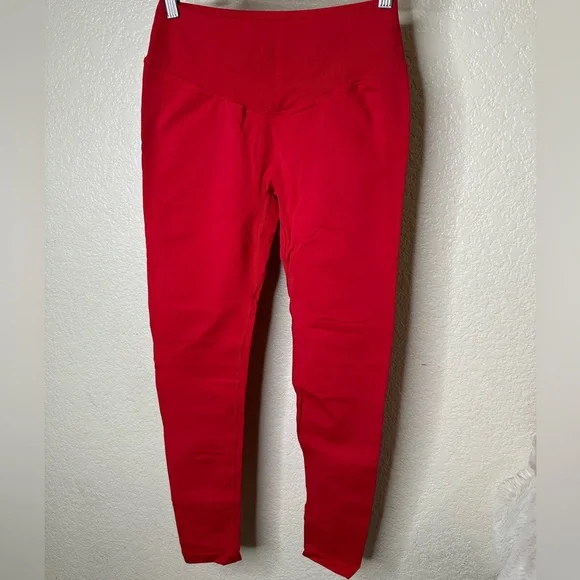 Bold Red Leggings with a Relaxed Fit - Picture 2 of 4